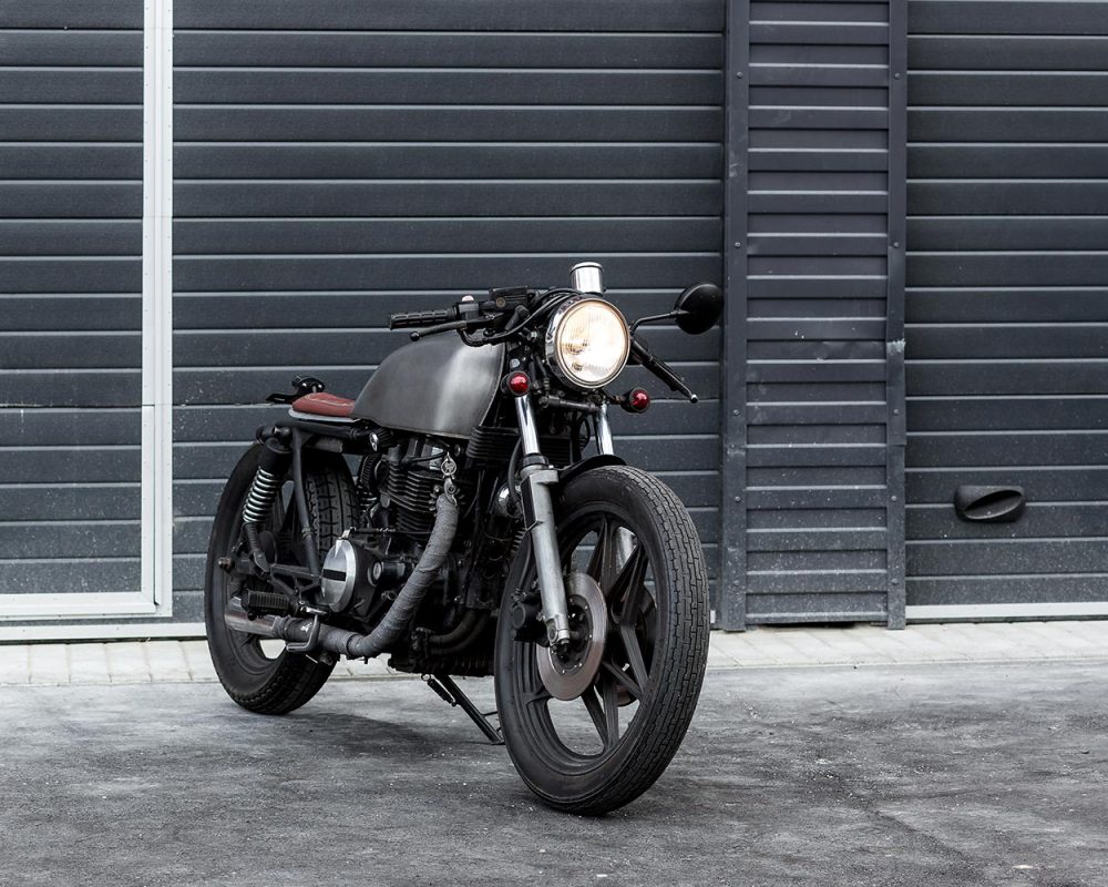 vintage-motorcycle-cafe-racer-style-6W3KGLR-resize.jpg
