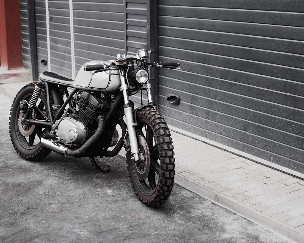 vintage-rebuilt-motorcycle-motorbike-caferacer-PQXN7R8-resize.jpg